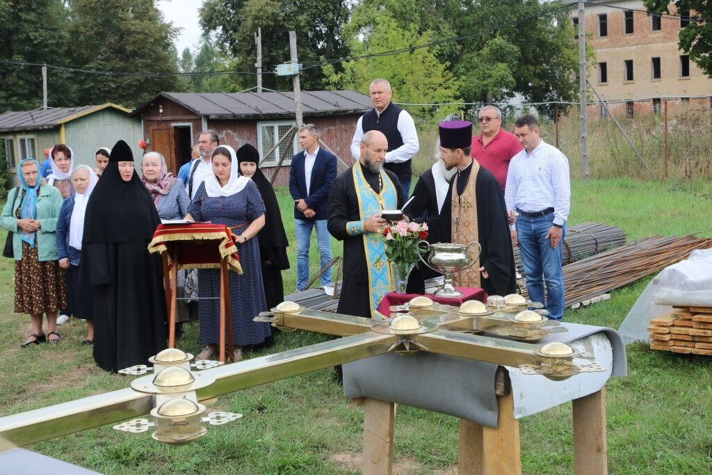 В Бобруйске на главный купол храма Александра Невского установили крест