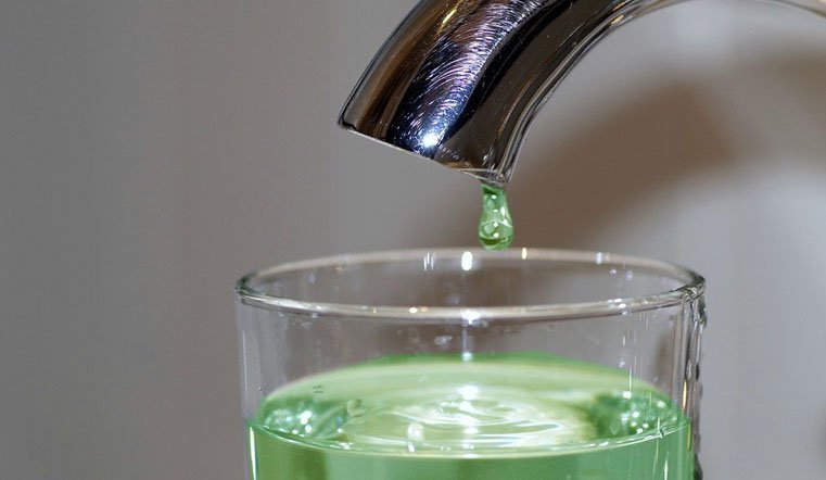 Бобруйчане, из крана может течь зеленая вода. Рассказываем, куда звонить