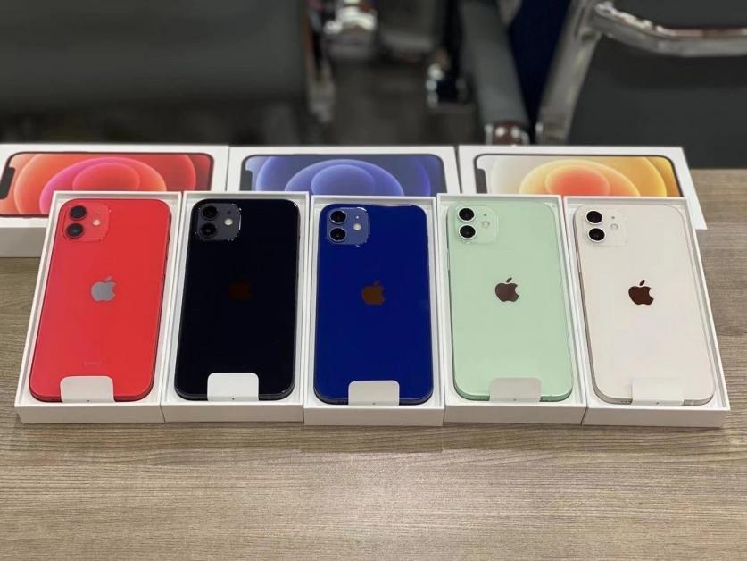 Опубликовано видео распаковки нового iPhone 12 Pro в графитовом цвете