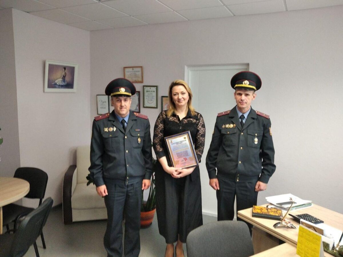 Сотрудники Бобруйского отдела Департамента охраны поздравили учителей города с профессиональным праздником