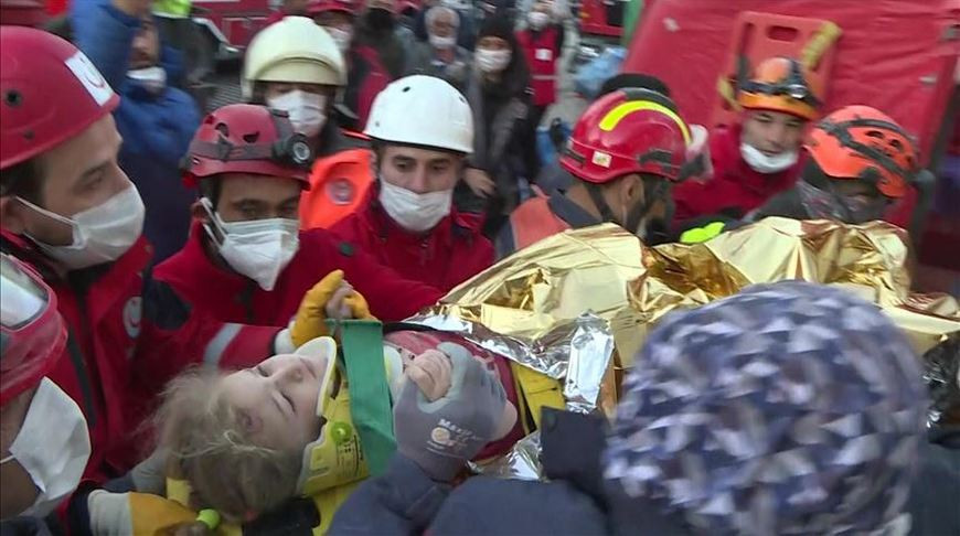 В Турции после землетрясения спасли из-под завалов трехлетнего ребенка