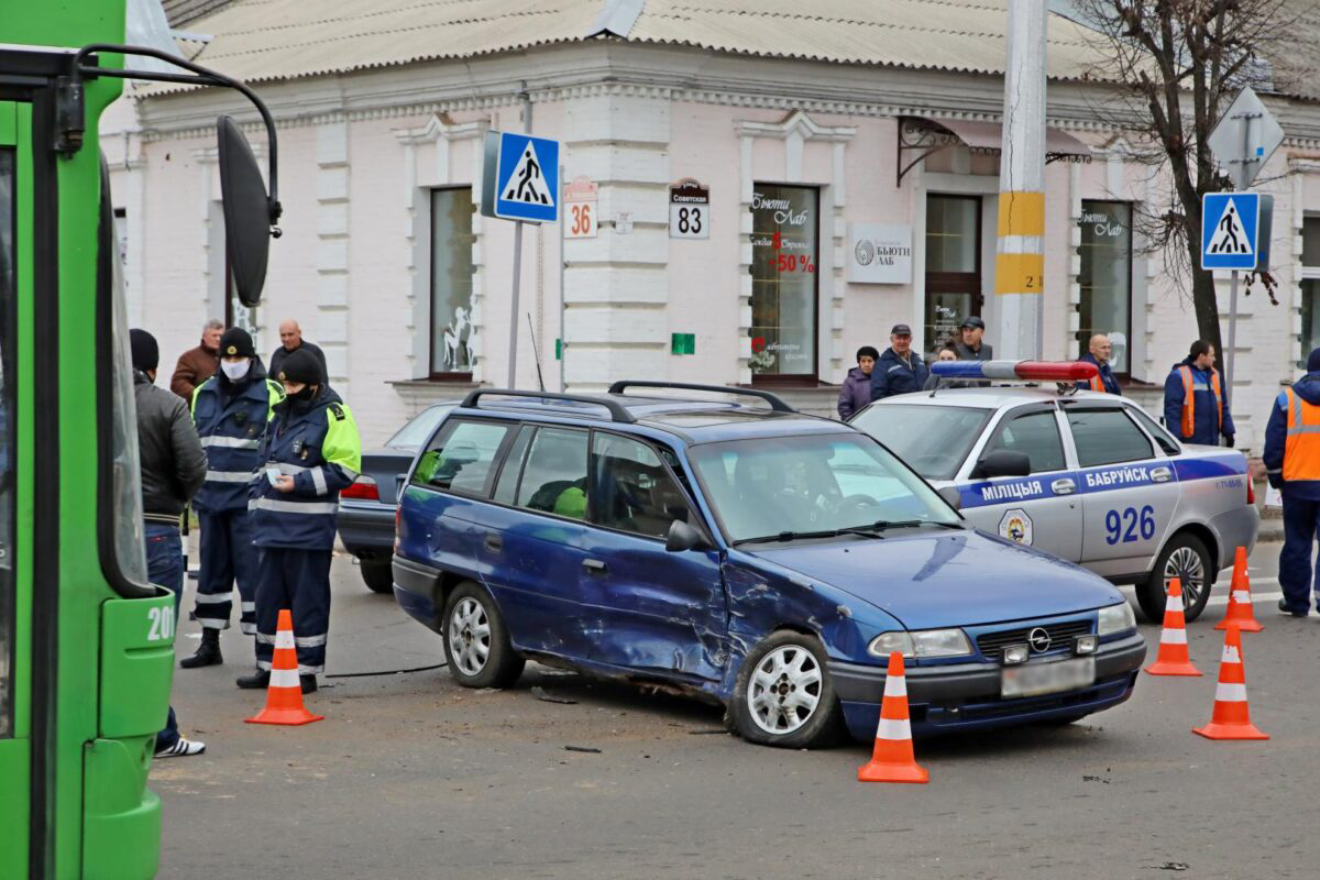 На перекрестке улиц К. Либкнехта и Советской столкнулись Audi и BMW. Обстоятельства происшествия устанавливаются.  (Фото)