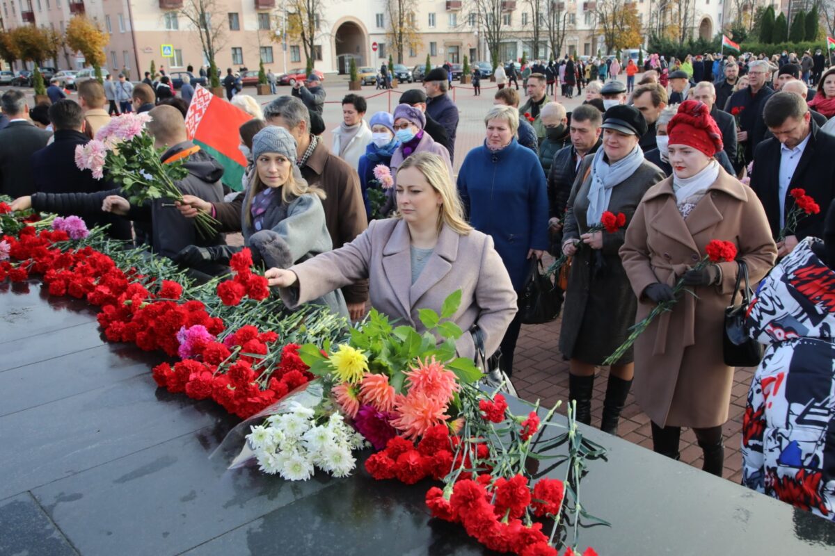 В рамках празднования Дня Октябрьской революции бобруйчане возлагают цветы к памятнику В. И. Ленина (фото и видео)