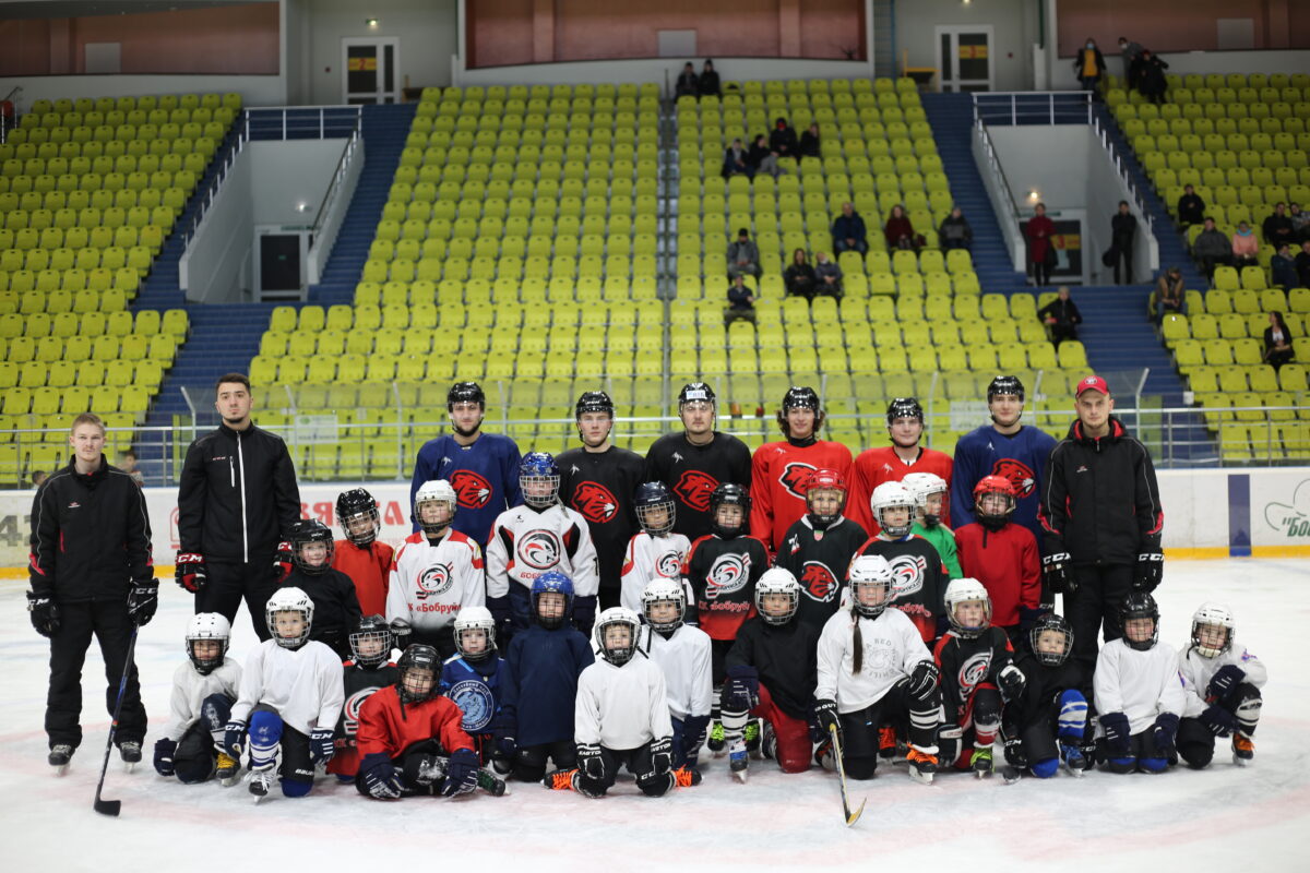 Игроки ХК «Бобруйск» провели мастер-класс для маленьких хоккеистов — будущих чемпионов!