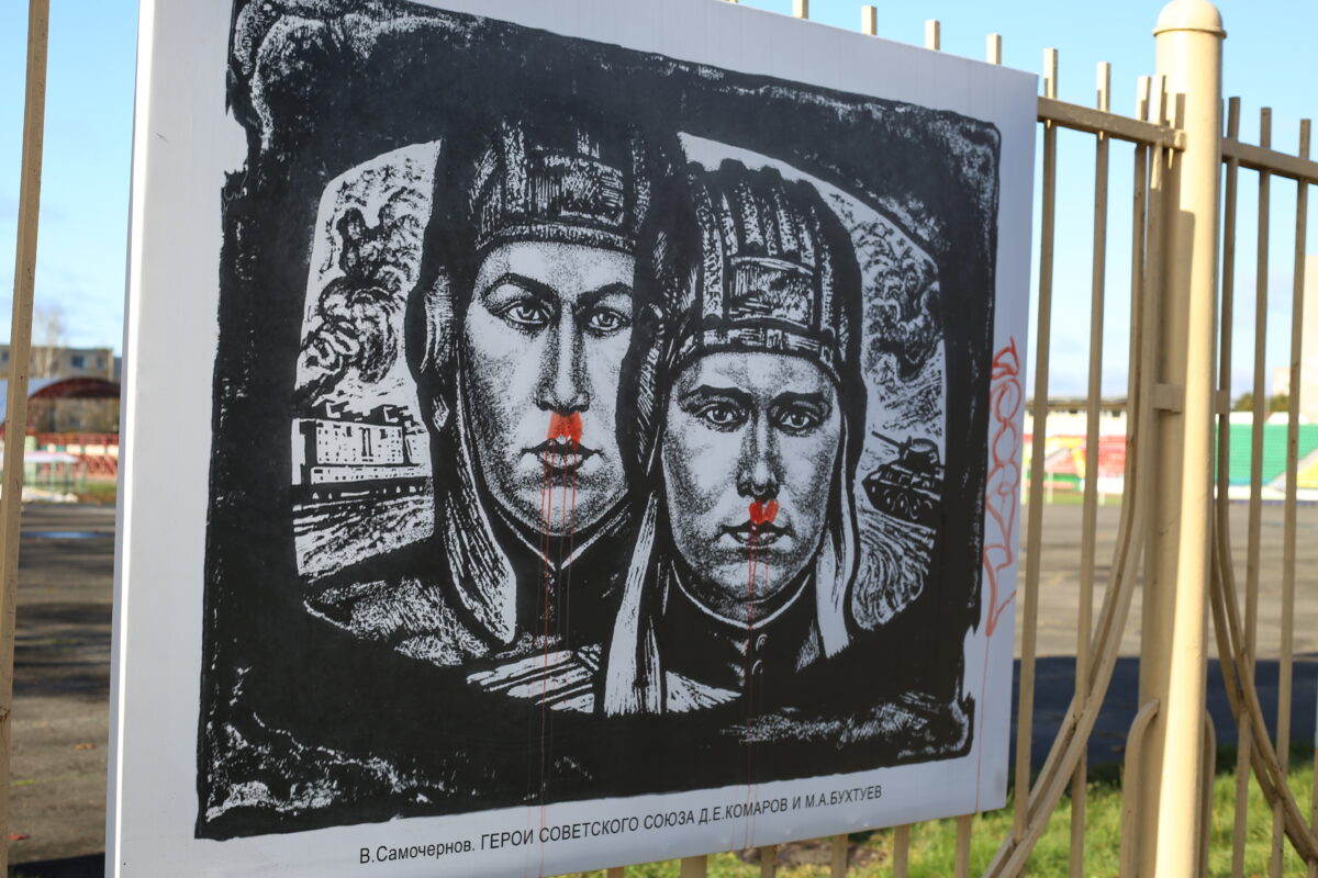 «Эстетически убиты»: вандалы порезали и разрисовали картины бобруйских художников на ограде стадиона «Спартак»