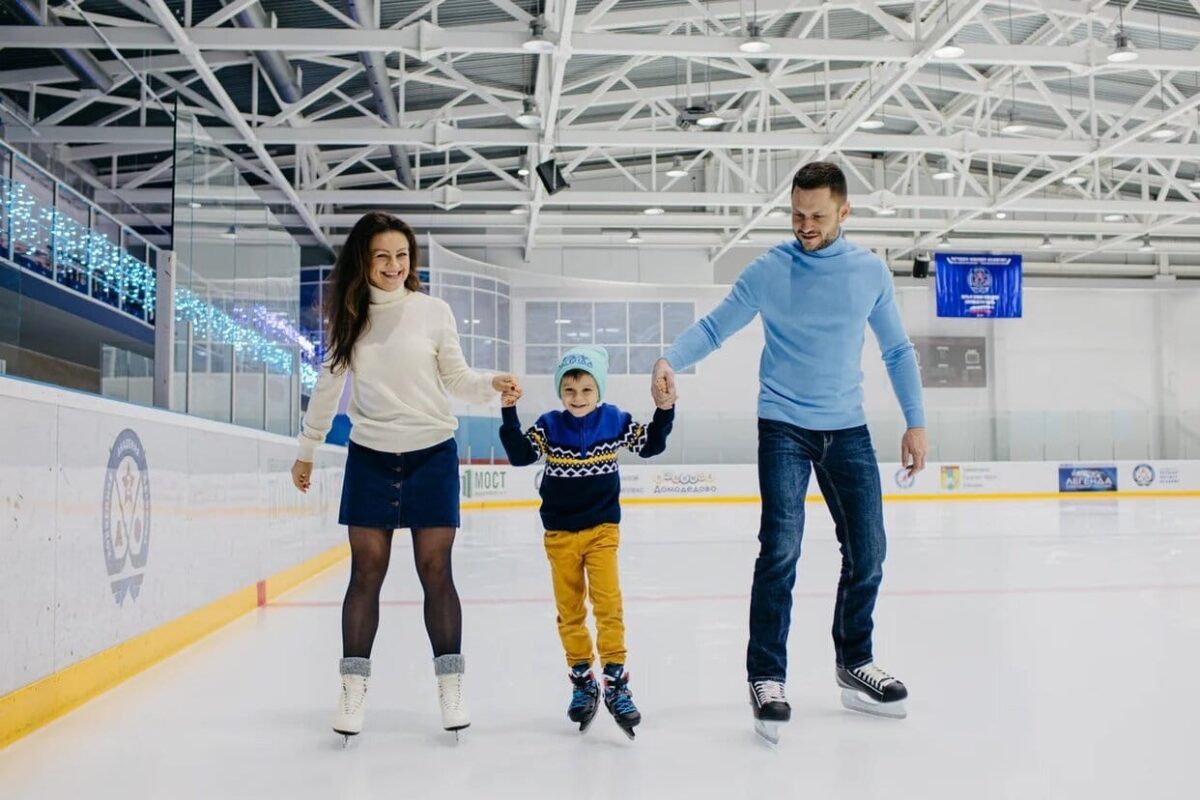 ХК «Бобруйск» приглашает семейные пары на обучающие занятия по катанию на коньках