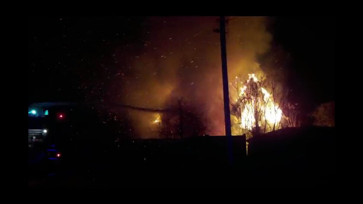 В Бобруйске ночью горел дом. На пожаре погиб мужчина (фото и видео)