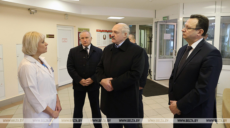 Президент с рабочей поездкой прилетел в Витебск. На контроле — ситуация с коронавирусом