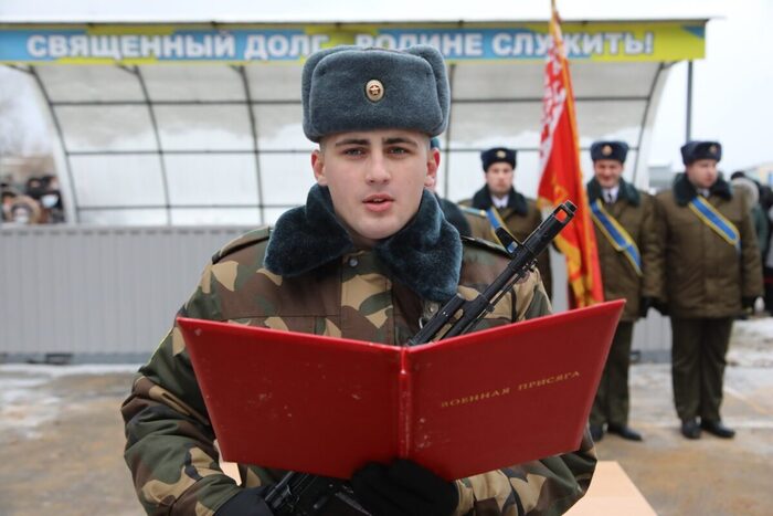 Честь, достоинство, мужество. Военнослужащие 83-го инженерно-аэродромного полка приняли Военную присягу. Фото