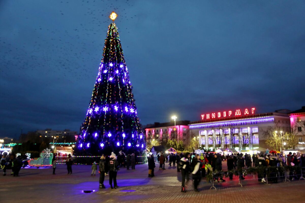 Новогодние гуляния и концерт на свежем воздухе. Праздничная атмосфера на площади Ленина!