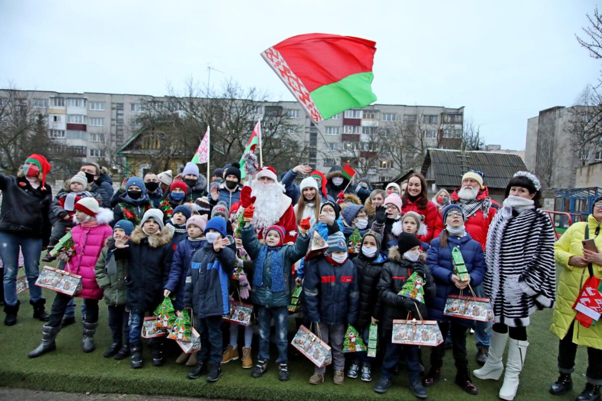 Участники автопробега «За единую Беларусь!» посетили детский дом в Бобруйске