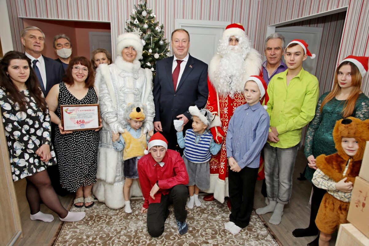 Депутатский корпус поздравил с наступающим Новым годом воспитанников дома семейного типа Карахановой-Петрушко