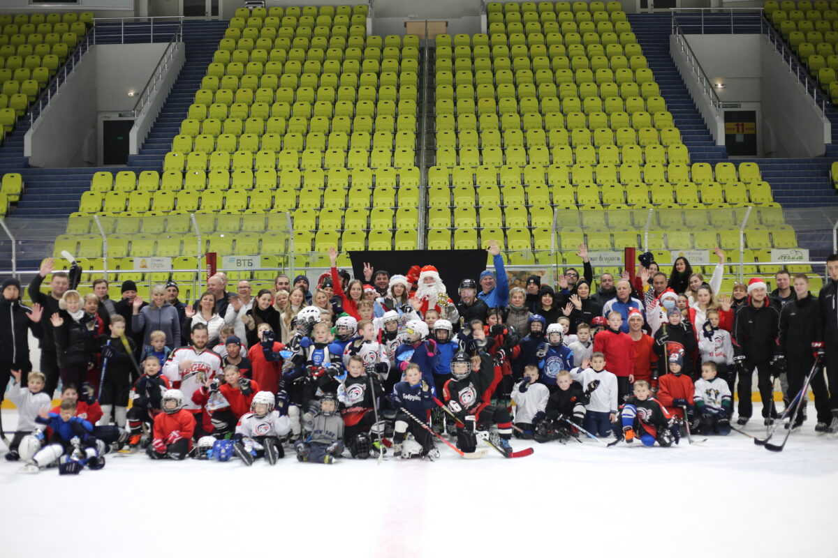 В Бобруйск-арене прошла предновогодняя тренировка для маленьких хоккеистов с участием родителей, Деда Мороза и Снегурочки