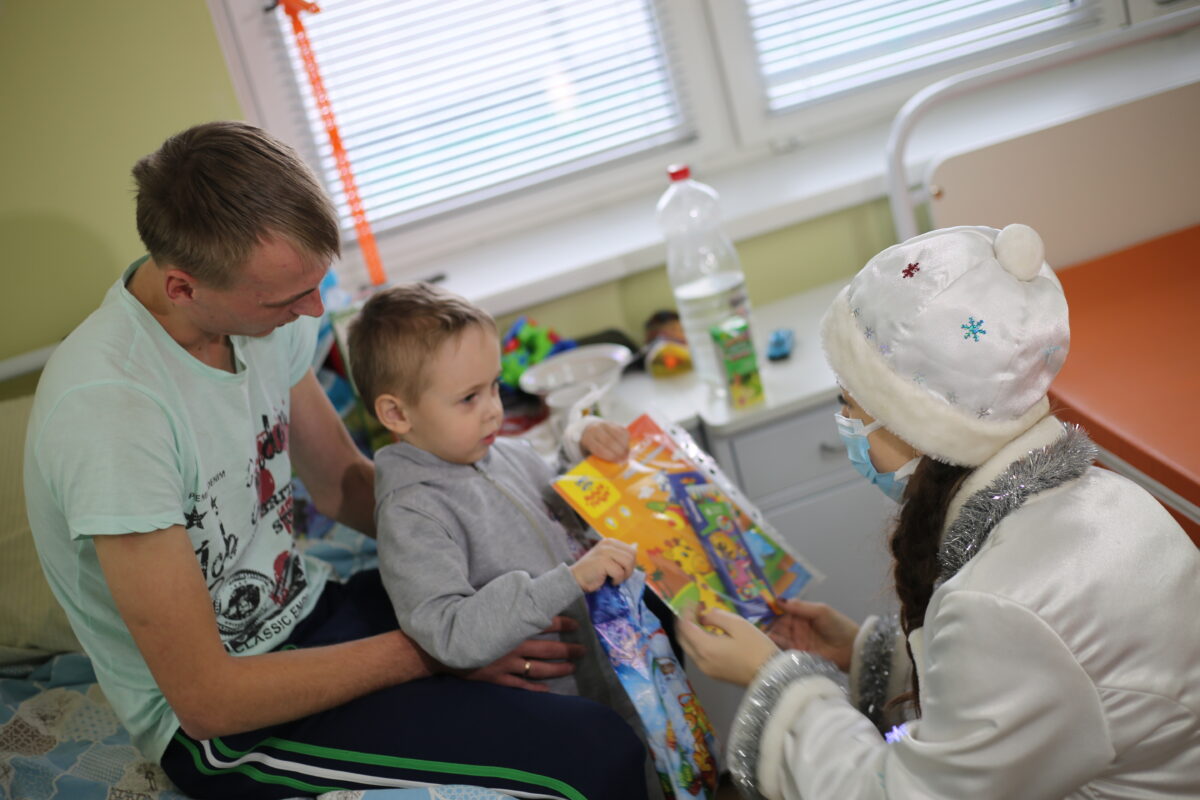 «Чудеса на Рождество». Бобруйская городская организация ОО «БРСМ» посетила детскую городскую больницу
