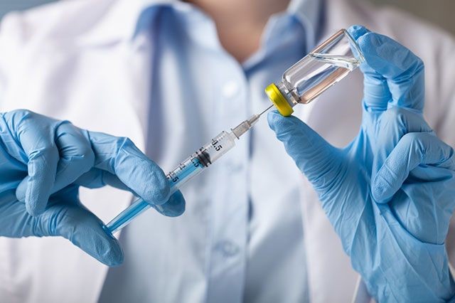 Глава ВОЗ призвал в первую очередь вакцинировать от коронавируса медработников и пожилых