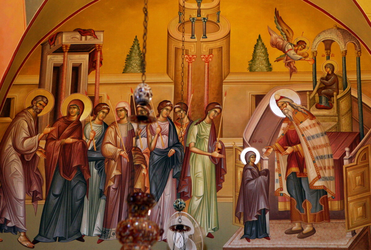 Православные верующие празднуют Введение во храм Пресвятой Богородицы