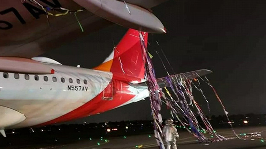 Самолет запутался в новогодних украшениях и вынужден был совершить экстренную посадку