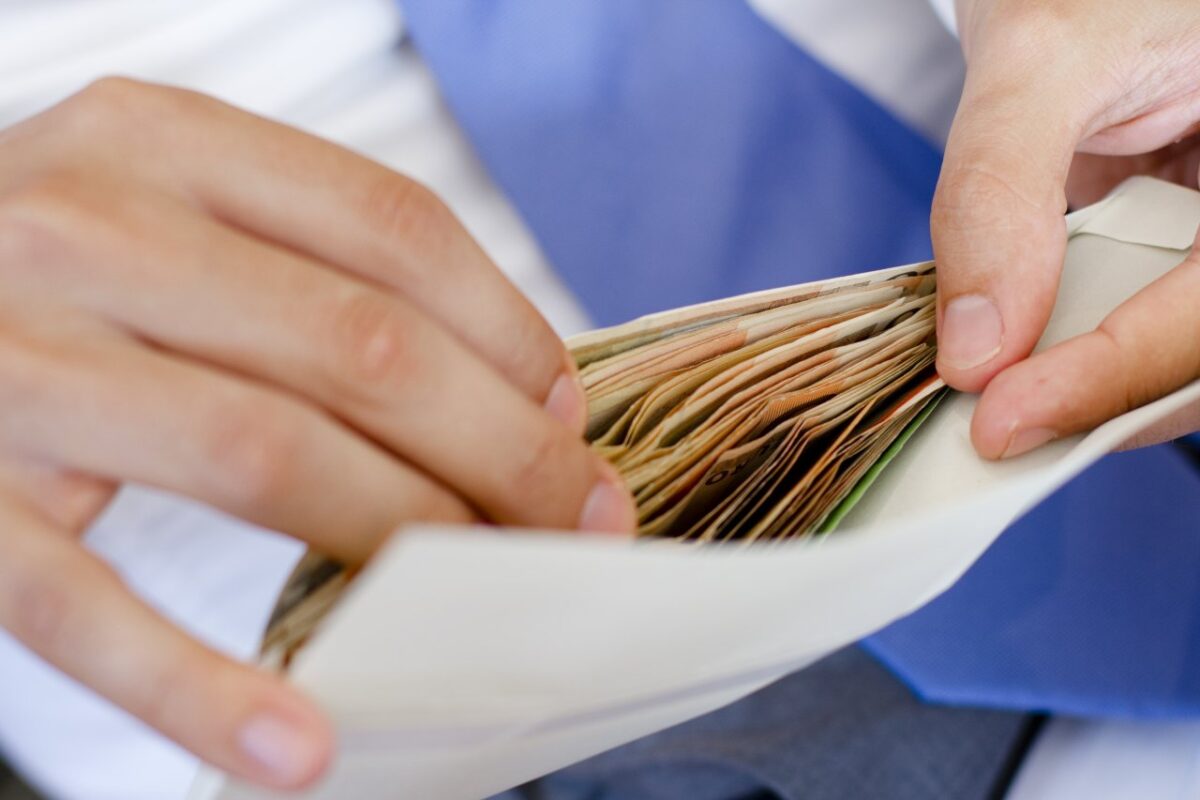 Очередной факт выплаты заработной платы «в конвертах» выявлен в Бобруйске