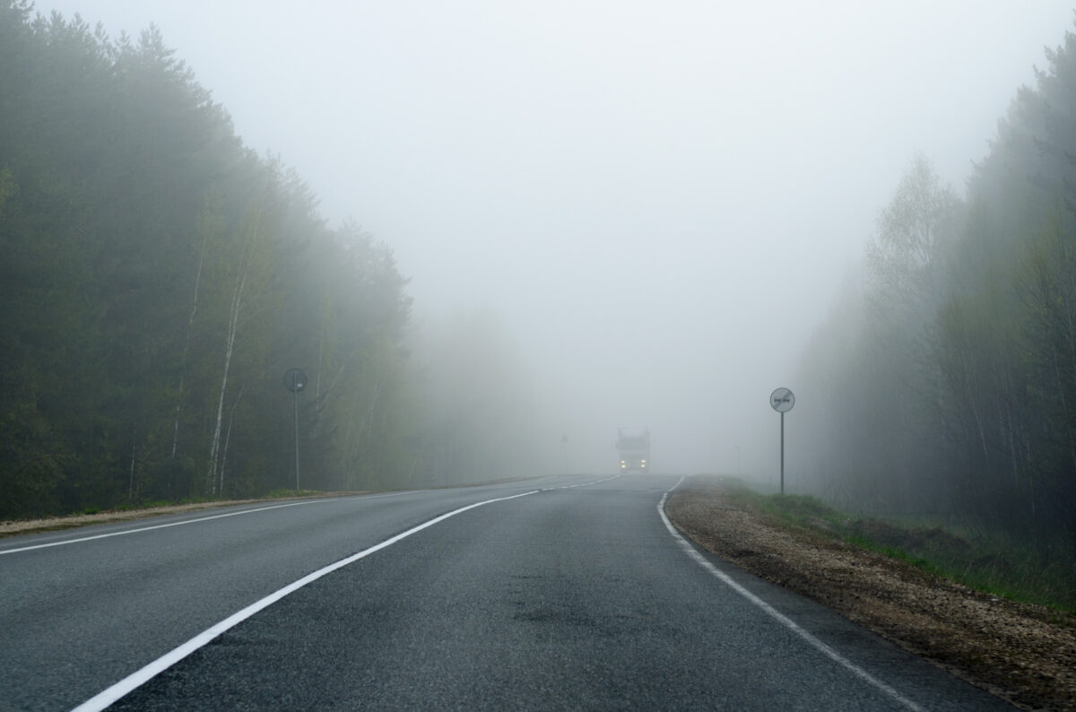 ГАИ рекомендует водителям быть предельно осторожными в условиях тумана