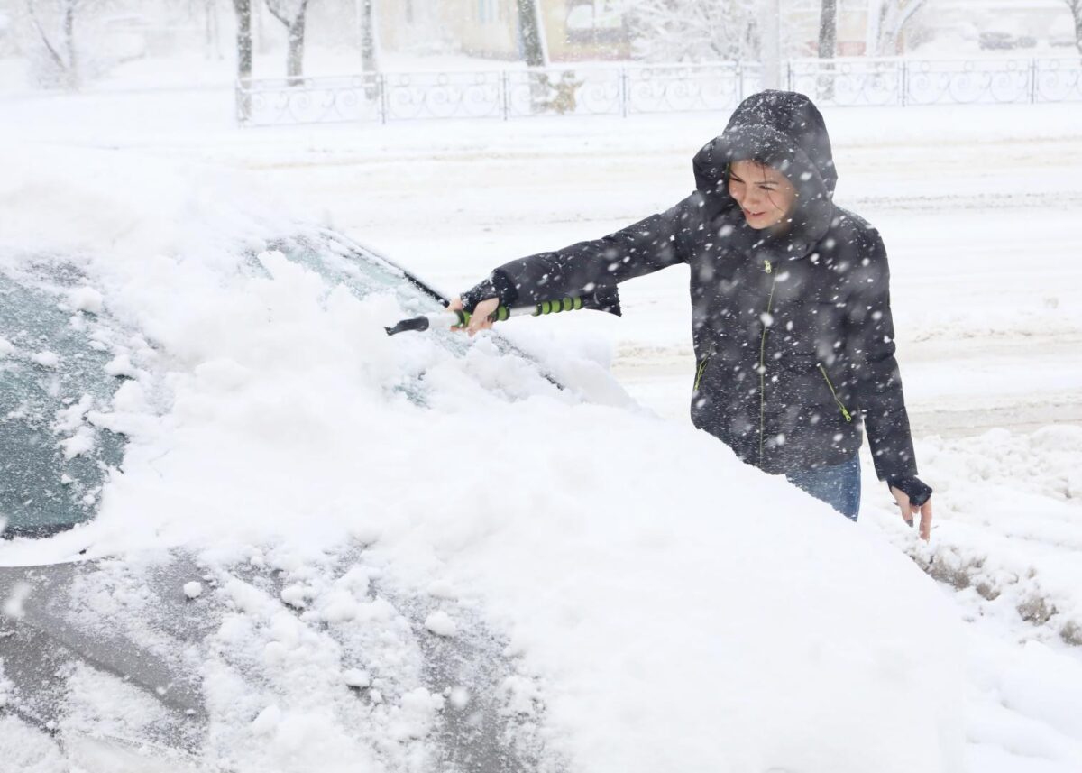 Выпало много снега: бобруйчане, каждый может помочь!