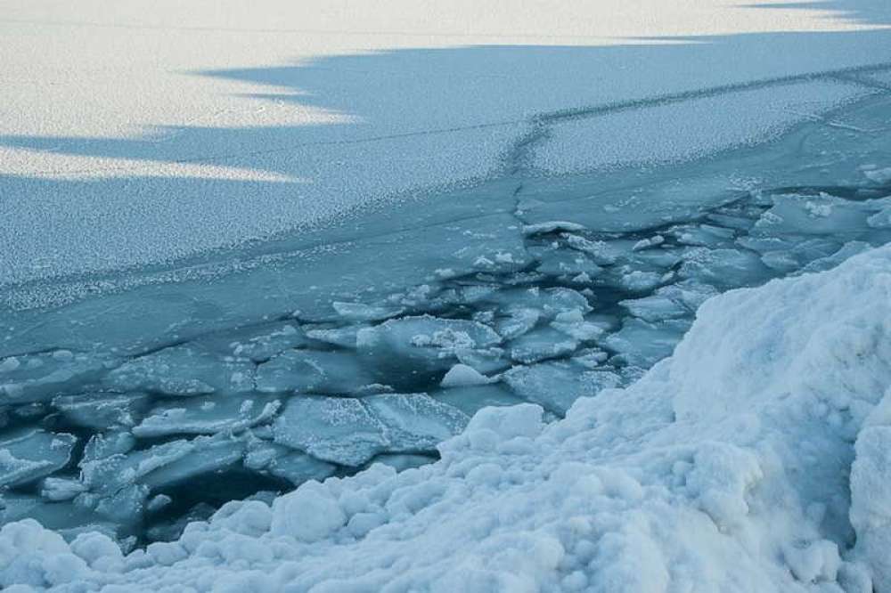Три человека провалились под лед в выходные. ОСВОД напоминает о небезопасности льда