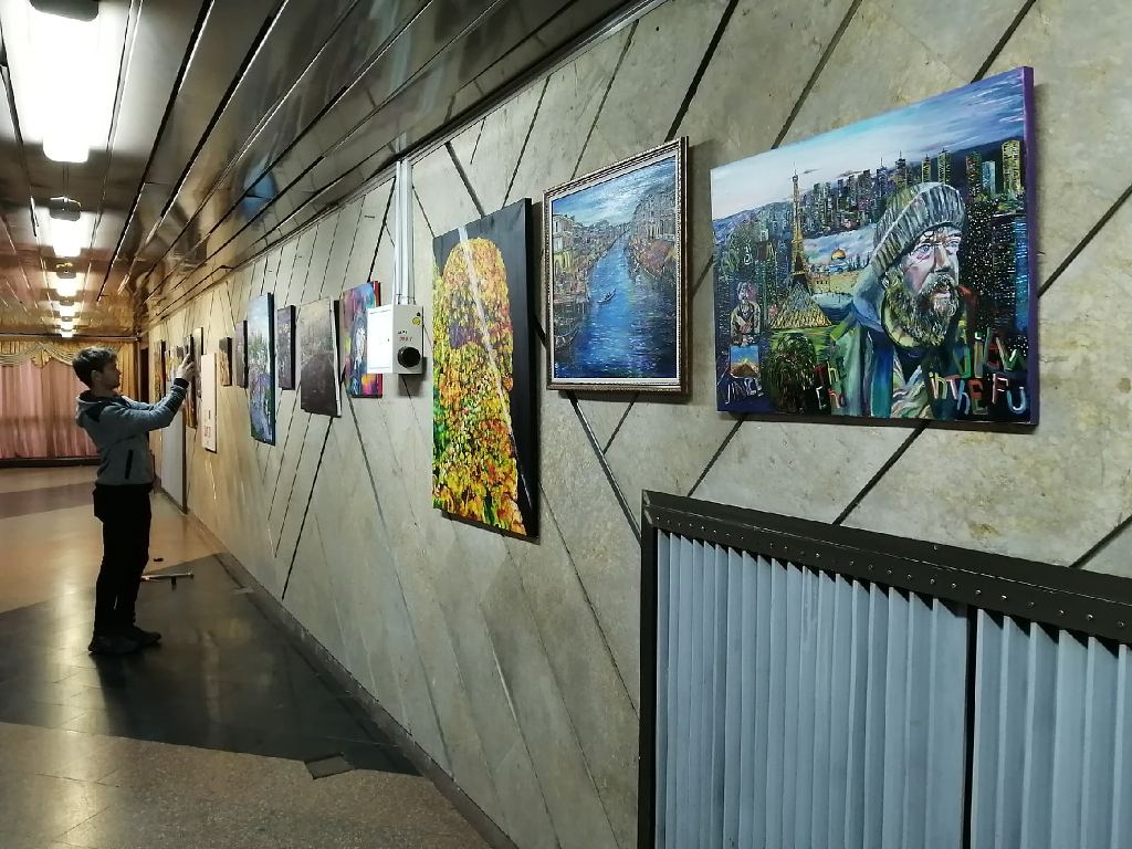 Во Дворце искусств проходит выставка живописных полотен «Размышления» Виталия Вераса