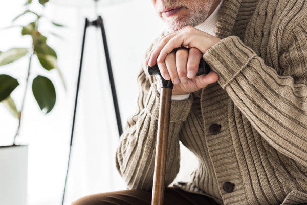 Пожилым людям зимой рекомендуется использовать трость — врач