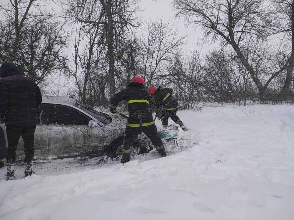 Спасатели за сутки помогли вытащить из снежных заносов 48 автомобилей