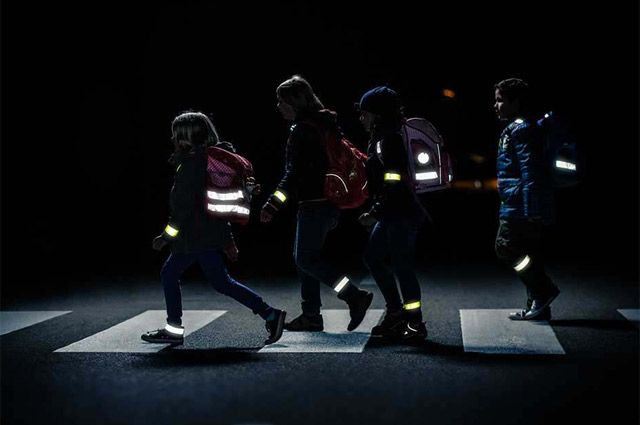 ГАИ напоминает водителям о необходимости использования световозвращающих жилетов ночью на дороге