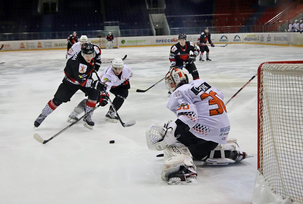 Хоккеисты «Бобруйск-2» терпят поражение от «Шахтера»