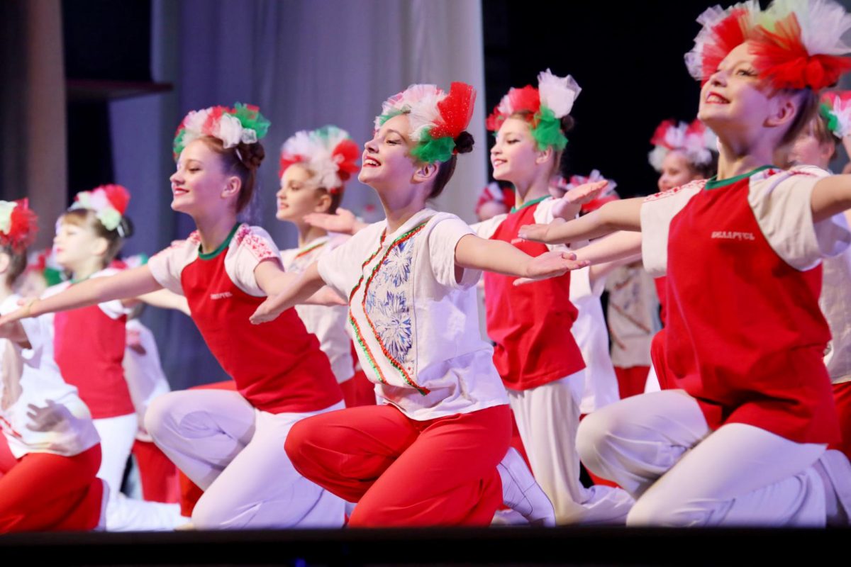 Во Дворце искусств состоялся отчетный концерт образцового хореографического ансамбля «Василек»