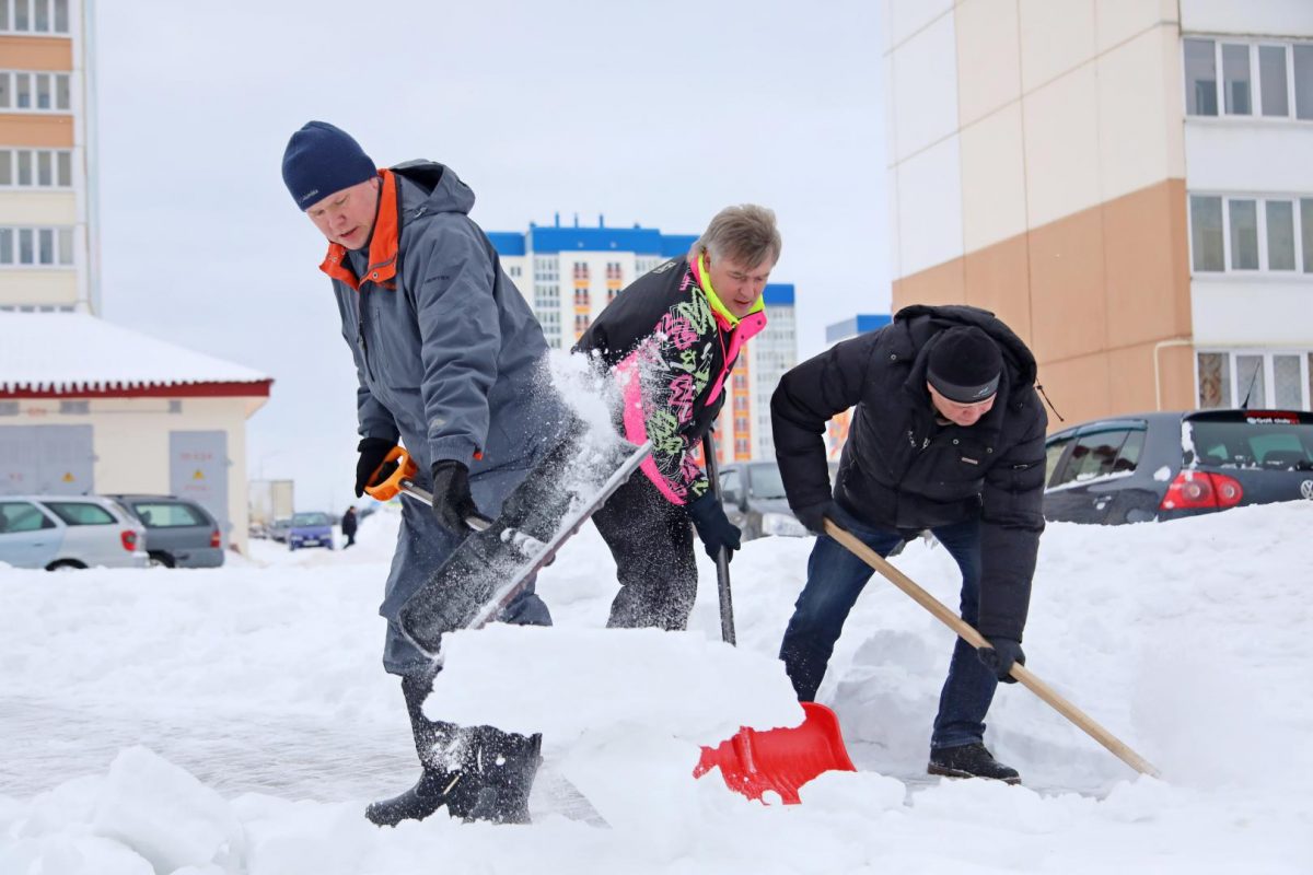 Руководство города приняло участие в уборке снега