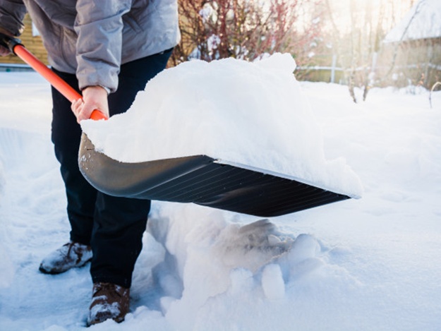 Одиноко проживающим пожилым гражданам окажут помощь в уборке снега