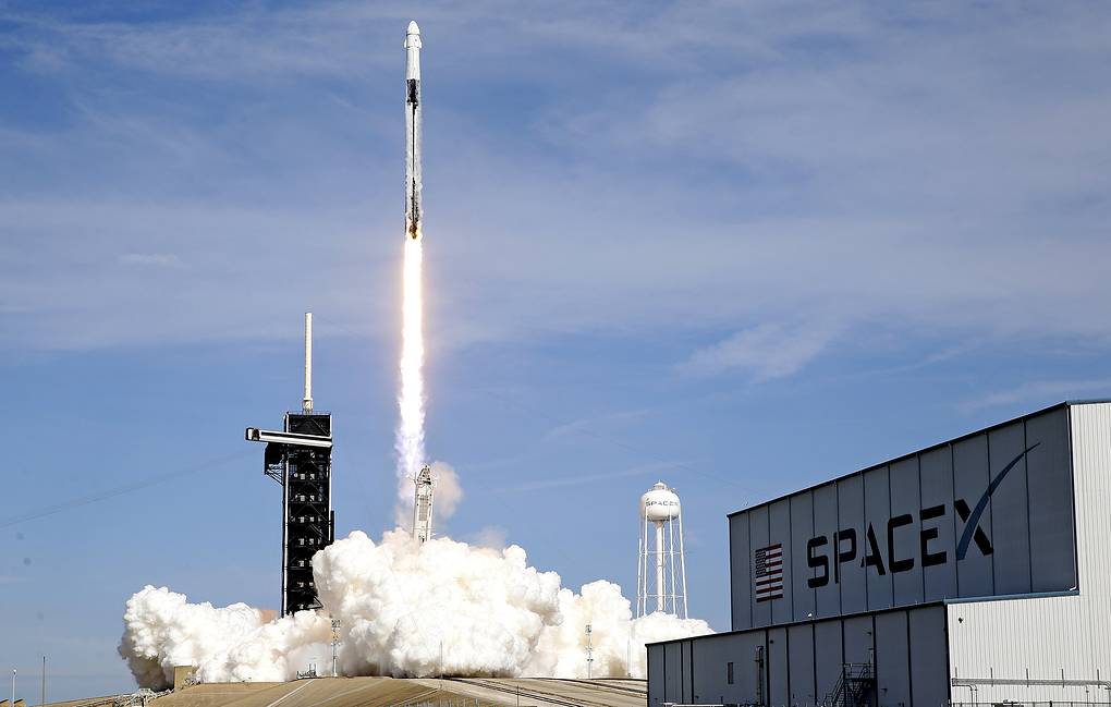 SpaceX планирует запустить в этом году ракету с гражданским экипажем