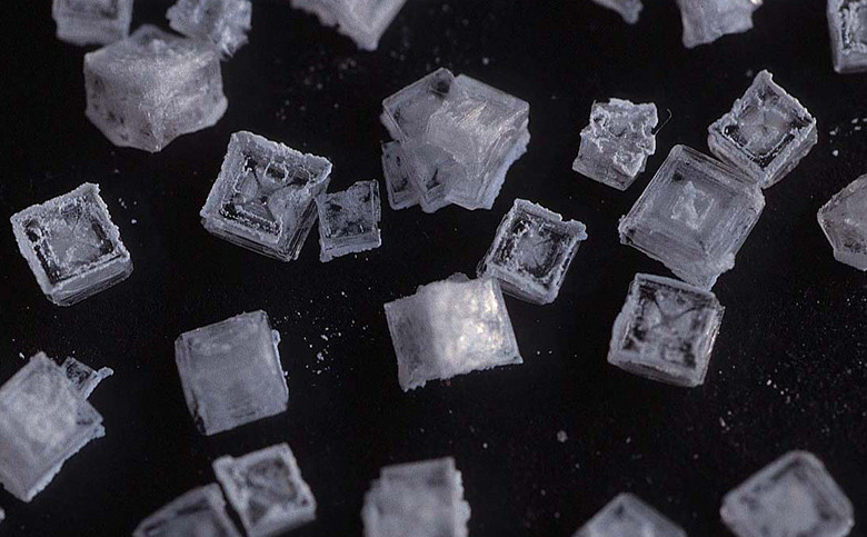Ученые провели видеосъемку кристаллизации соли на атомном уровне