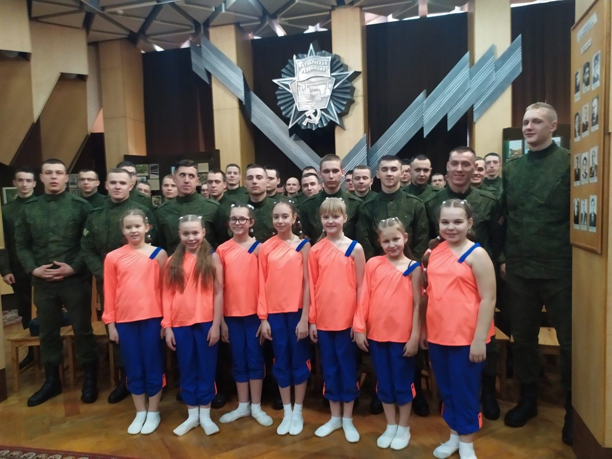 В УК «Центр досуга и творчества» поздравили военнослужащих 147 зенитно-ракетного полка
