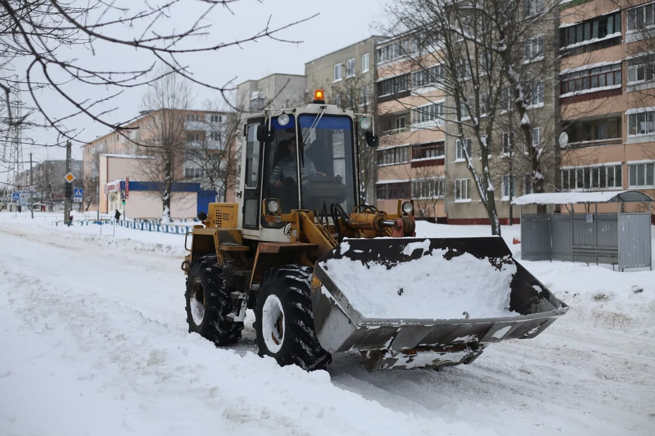 Уборка снега в Бобруйске: коммунальщики работают круглосуточно, подключились предприятия и военные