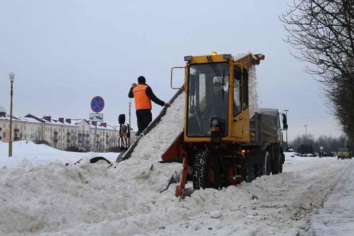 В городе продолжается активная уборка снега. Присоединились неравнодушные бобруйчане