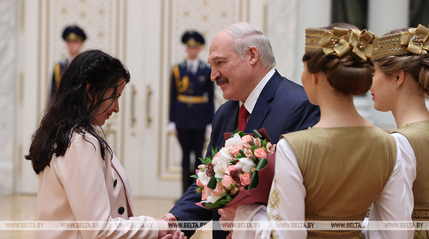 «Нация может развиваться только на позитивных идеях» — Лукашенко вручил госнаграды и генеральские погоны