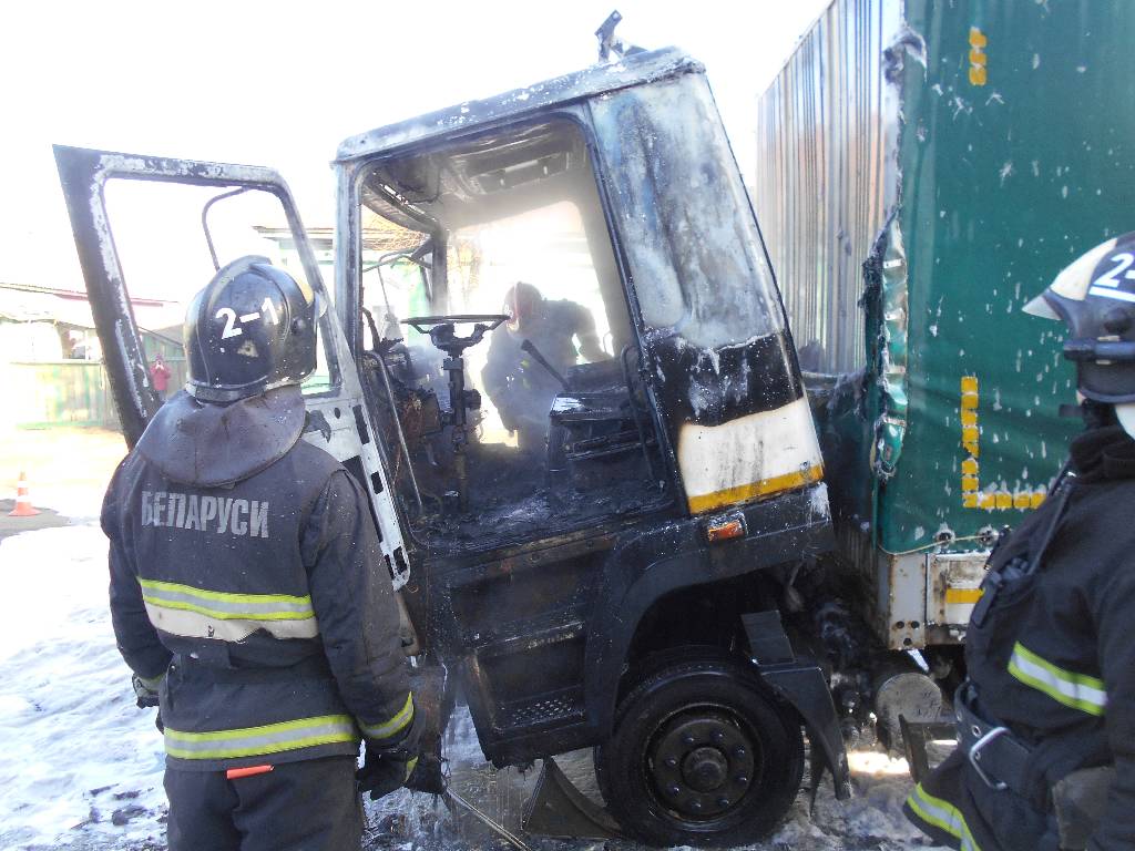 На Комсомольской горел грузовик