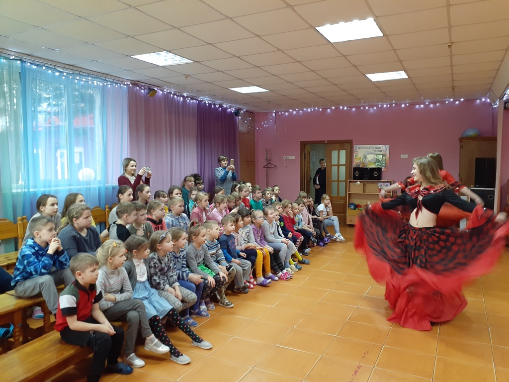 Коллективы Дворца искусств представили концертную программу отдыхающим детского санатория «Радуга»