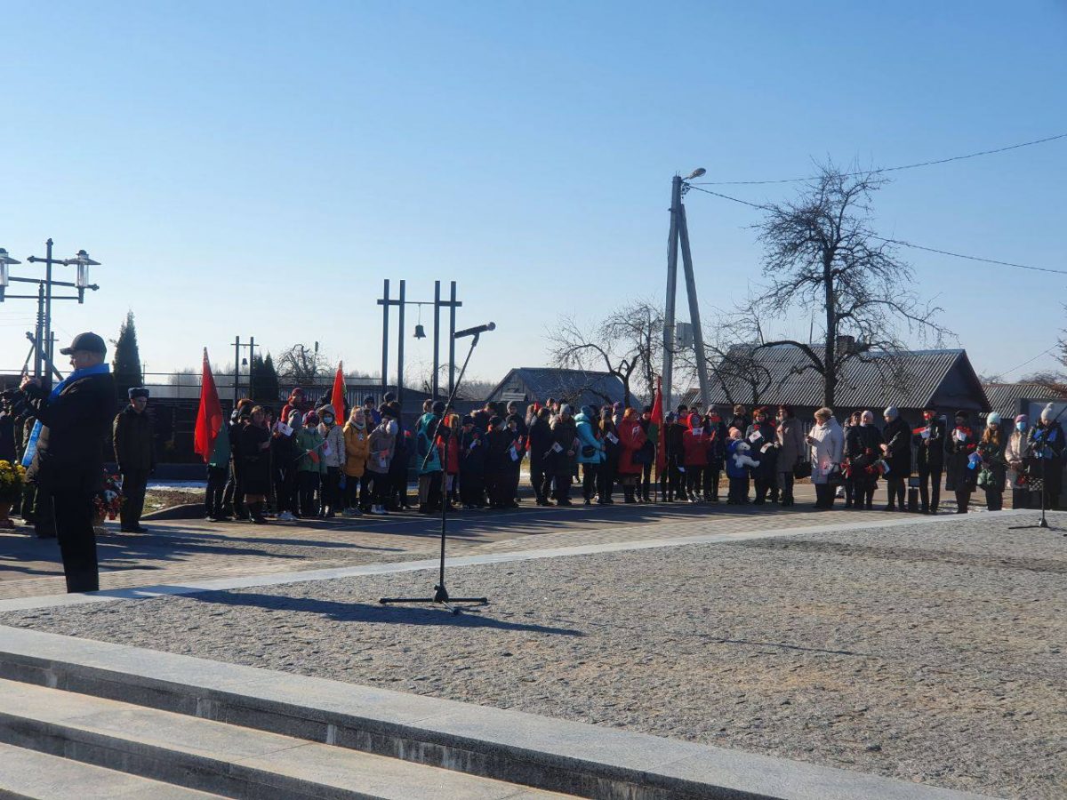 У мемориального комплекса «Памяти сожженных деревень Могилевской области» проходит митинг-реквием