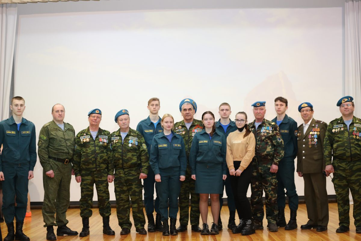В рамках патриотической акции десантники из Витебска провели встречу с юными бобруйчанами в школе №34