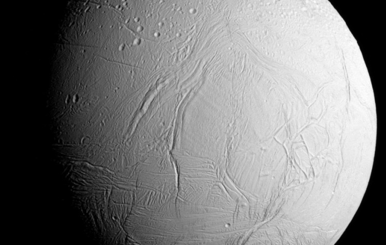 На спутнике Сатурна обнаружен океан с бурными течениями