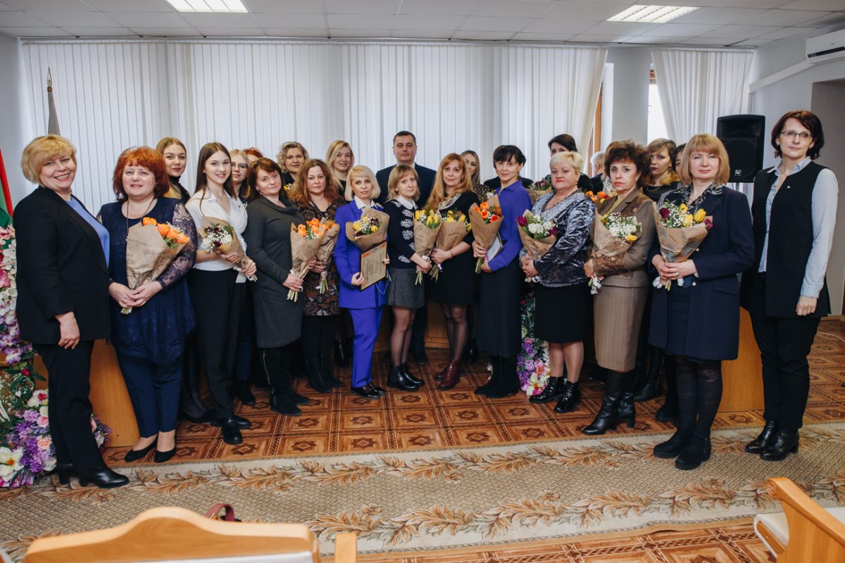Награды лучшим! Тружениц Первомайского района поздравили с Международным женским днем