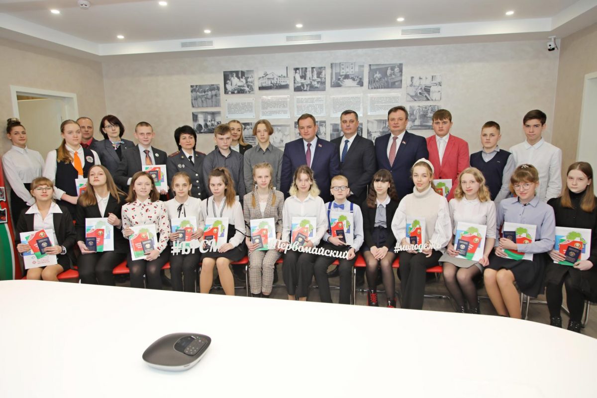 В рамках Всебелорусской акции «Мы – граждане Беларуси!» на ОАО «Красный пищевик» юным гражданам вручили паспорта