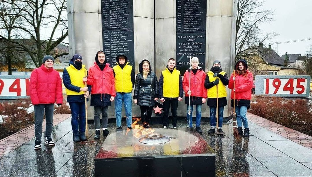 Бобруйские волонтеры союза молодежи отдали дань памяти воинам, погибшим в годы Великой Отечественной войны