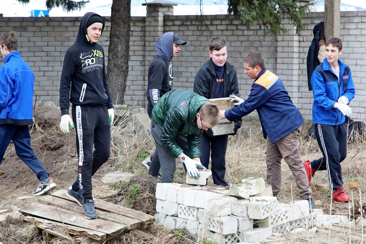 Ребята из строительного колледжа помогают благоустроить территорию женского монастыря