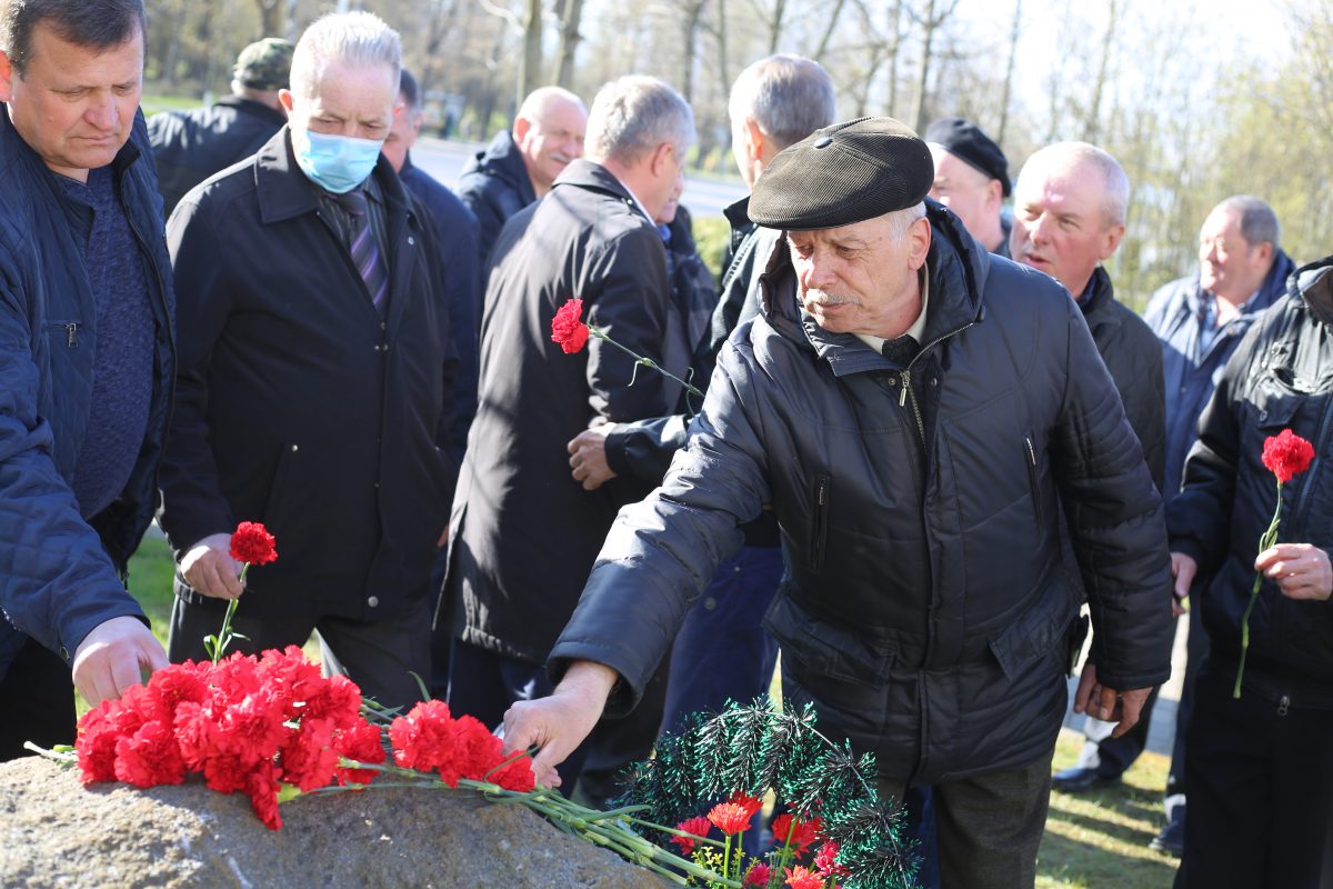 Пенсионеры и ветераны милиции — ликвидаторы последствий аварии на ЧАЭС возложили цветы на Аллее памяти