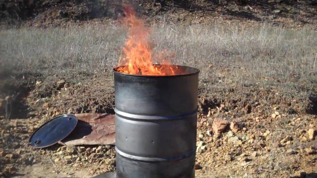 Как сжечь сухую растительность на дачном участке: МЧС напоминает правила